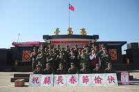　縣長楊綏生、指揮官羅際琴一行前往高登、亮島向當地駐軍拜年。（圖：連江縣政府提供）