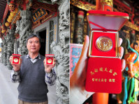 　馬祖境天后宮今年續推「搶頭香、送金幣」活動，贈送虎年紀念幣，歡迎善男信女們除夕夜一起來天后宮前守歲上香。（圖／文：曹重偉）