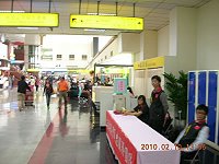 曹爾忠春節服務團隊在松山機場設點為鄉親服務。(圖:曹爾忠國會辦公室提供)