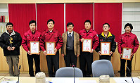 　縣長楊綏生表揚九十八年度績優消防、義消人員，以及獲選今年義消鳳凰獎的分隊長陳其運（左一）。（圖／文：曹重偉）