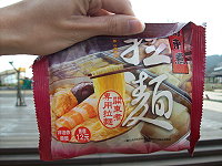 地區超商新進的關東煮拉麵,可搭配丸子與免費湯汁。(圖/文:邱竟瑋)