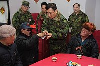 年節將屆,馬防部指揮官羅際琴在主任陪同下,拜訪馬祖榮民之家,轉贈總統春節禮品,並轉達問候、關懷之意。(圖/文:林忠和)