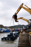 停泊於福澳港因排水機具故障而沉沒的「聯榮號」,昨天在多方協助下總算是重見天日。(圖/文:曹重偉)