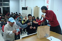 　大年初一東莒社協舉辦投籃機競賽及玩賓果遊戲，迎接金虎年。（圖：東莒社區發展協會提供）