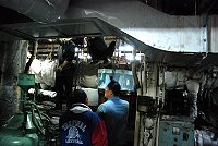 　臺馬輪主機組件昨早由合富輪載運抵馬，裕成船舶公司技師正趕工進行裝置中，預計最快週五完成裝置工作。（圖／文：劉秋月）