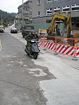 清水皇亞餐廳與新建設局大樓前中間路段柏油鋪設的其中一處已呈現凹凸下陷現象,工務局將先做修補。(圖/文:本報編輯部)