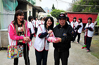 紅十字會馬祖支會青少年服務隊前隊長曹文馨(前排中)獲選第十屆保德信青少年志工菁英獎—「傑出志工獎」;她多次率隊前往榮民之家拜訪並協助房屋內外的清潔工作,讓榮民伯伯們是窩心不已。(圖/文:曹重偉)