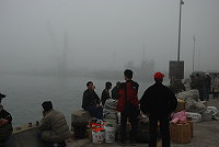 　濃霧封港，大批旅客與郵件滯留福澳碼頭。（圖／文：邱竟瑋）