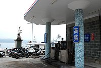 　福澳碼頭前車輛亂停影響觀瞻，加油站也反映影響大型貨、卡車的加油動線，民眾建議相關單位應劃設停車格，才能有所依循。（圖／文：劉秋月）