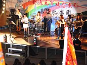 　東引慶祝元宵節，邀請女生樂團表演，現場充滿歡樂氣氛。（圖／文：陳其敏）2010年元宵到馬祖看擺暝 