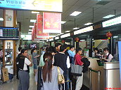 　機場開放後，旅客高興地劃位。（圖：曹爾忠服務團隊提供）