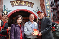 　東引鄉「白馬尊王」遶境廟會活動，議長陳貴忠專程參加，並捐贈香油錢。（圖／文：陳其敏）