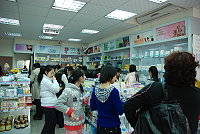 　科士威吸引陸客眼光，兩馬鬧元宵代表團的年輕小姐們，吵著導遊帶進去「血拚」。（圖／文：劉秋月）