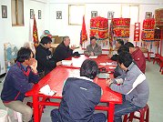 　為使進香之旅順利圓滿，旅行社與廟委會委員們再次進行討論。（圖／文：林冰芳）