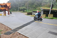 　北竿環島東路懷道樓坡道上橫向水溝蓋暗藏危機，人車行經都要小心翼翼。（圖／文：陳鵬雄）