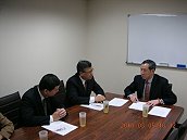 經建會副主委黃萬翔與立委曹爾忠商議縣第三期離島綜建實施方案情形。(立委曹爾忠國會辦公室提供)