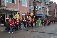 馬祖元宵擺暝─山隴境清道儀式昨天登場,當頭家戶與熱心村民在縣府前道路遊行。(圖/文:邱竟瑋)
