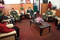 　馬防部指揮官羅中將偕同主任陳將軍拜會議長，互換意見並聯絡軍民情誼。（圖／文：張力天）
