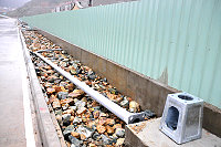 　珠山電廠濱海道路到了晚上就是黑濛濛，影響交通安全；廠商已於近日展開路燈裝設工程，現場已完成燈座的規劃及燈柱放置。（圖／文：曹重偉）