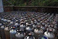 地區瓦斯行僅此一家,鋼瓶灌氣足不足,關係消費者權益。(圖/文:邱竟瑋)