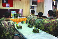 主任陳將軍於梅石幹訓班主持到部新兵座談,提醒新兵於馬祖服役應格外注意身心健康。 (圖/文:劉宏毅)