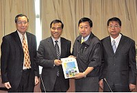 　東引民代、鄉長、村長拜會交通部遞交陳情書，訴求新臺馬輪必須彎靠東引離島的必要性。（圖：馬祖資訊網）