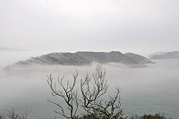 　馬祖各島昨天雲霧繚繞，海面的霧氣隨著風向飄浮不定。（圖／文：陳鵬雄）