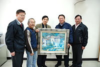 　台北101營運部經理季正杰（右二）來馬，為加碼買進馬酒進行溝通，台北101重金打造馬酒新形象，現在只怕酒不夠賣；縣長楊綏生感謝台北101對馬酒厚愛，特別致贈曹楷智老師畫作。（圖／文：劉秋月）