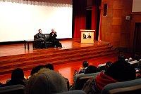 　國際大導蔡明亮及演員李康生提前抵馬，為馬祖學子開講「藝術紮根課程」，用自己的電影人生建議馬祖年輕人，要立下目標，要勇於嘗試，追求豐富的人生；今天下午二時介壽堂與大導面對面的「名人講座」，歡迎鄉親踴躍參加。（圖／文：劉秋月）