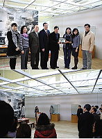 「青花豔-馬祖特展」昨天上午盛大開幕,藝術與實用兼具的作品讓人驚豔,北縣文化局及陶博館均派代表出席,並致贈新太源藝術工坊的「方印壺組-牡青花」作展出紀念。(圖/文:劉秋月)