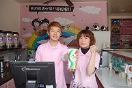 由地區七年級生所加盟的「花笑茶屋」,試賣期間僅提供基本茶品,店長翁振亞全力向大家推薦。(圖/文:邱竟瑋)