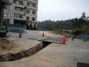　神農山莊與消防局中間路段開挖，以不影響車輛往來為主要要求。（圖／文：邱竟瑋）