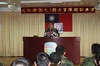     馬防部指揮官羅中將於十五日上午假梅石幹訓班，主持九十九之ㄧ期士官隊開訓典禮。（圖／文：林煒翔）
