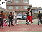 　東莒熾坪境福德宮邀請教練級高手抵達東莒傳授年輕人跳「孩仔」的傳統跳步。（圖／文：林冰芳）