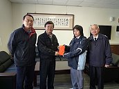 　馬祖高中校長蔡國強代教育部贈與高一吳思婷同學「教育部學產基金設置急難慰問金」，希望在師長的協助下，學生遭逢逆境仍要堅持學業。（圖：馬祖高中提供）