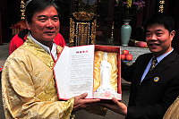 　媽祖娘娘紀念酒對岸也超愛！馬祖境天后宮「兩馬連江會香交流團」此行以此為伴手禮廣受好評，也同步幫媽祖巨神像知名度及馬祖觀光加分。（圖／文：曹重偉）