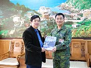 　馬防部指揮官羅際琴致贈五套「88水災陸軍救援紀實」書籍，希望軍方在重大災害的救援經驗，能夠做為地方政府參考，由縣長楊綏生親自接受，並表示感謝之意。（圖／文：劉秋月）