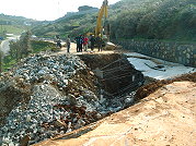 東引鄉公所、指揮部與議員張永江共同會勘東引中柱坑道上方道路復原進度。(圖:東引鄉公所提供)