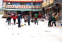 　馬祖高中啟動社區服務計畫，帶領學生前往社區進行清潔工作，也歡迎有需要的社區與學校聯繫。（圖／文：劉秋月）