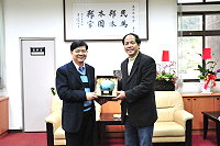 　縣長楊綏生拜會縣議會致贈每位議員紀念品，並與議長陳貴忠就「新臺馬輪」航程規劃等近期主要縣政議題廣泛交換意見。（圖／文：曹重偉）