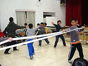　配合音樂伸展肢體，講師吳慧琳、方美霞帶領小朋友深入表演藝術。（圖／文：林冰芳）