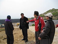 環保局長陳玉利與莒光鄉長柯玉官聯袂指導垃圾處理,達到減量目標。(圖/文:陳樂團)