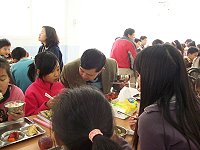 縣長楊綏生昨天臨時前往仁愛國小,與師生共進午餐。(圖/文:邱竟瑋)