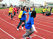 　介壽校慶運動會第二天賽事以各組大隊接力為主，各班好手們都是賣力奔馳，場上競爭相當激烈。（圖／文：曹重偉）