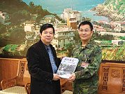 馬防部指揮官羅際琴中將於二十二日下午親往縣府拜會縣長楊綏生,代表司令楊上將致贈司令部於去年八八風災救援過程中所收集編纂的「88水災陸軍救援紀實」及其附冊,以強化軍民聯合救災能力,保障馬祖地區鄉親生活安全。(圖/文:林忠和)