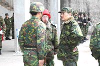 　指揮官於梅石靶場巡視，確認此次步槍射擊競賽的安全無虞。（圖／文：曾宇謙）