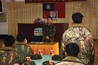     副主任於梅石幹訓班主持到部新兵座談，向各位新兵弟兄介紹馬祖之美，並關切大家的生活情形。（圖／文：曾宇謙）
