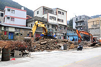 　政府不蓋國宅，民間自己來！近年由民間自主集資興建住宅蔚為風氣，福澳村幾戶民眾近日大興土木，原地重建要蓋六層的電梯大樓。（圖／文：曹重偉）