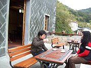聽海民宿的老闆林建中與妻子沈妤臻,工作之餘在青石老屋外小憩,感受早年馬祖小康家庭的生活。(圖/文:邱竟瑋)