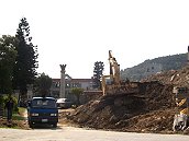 仁愛村往聯保廠及國小道路工程車頻繁,學童的上下學安全更顯重要。(圖/文:邱竟瑋)